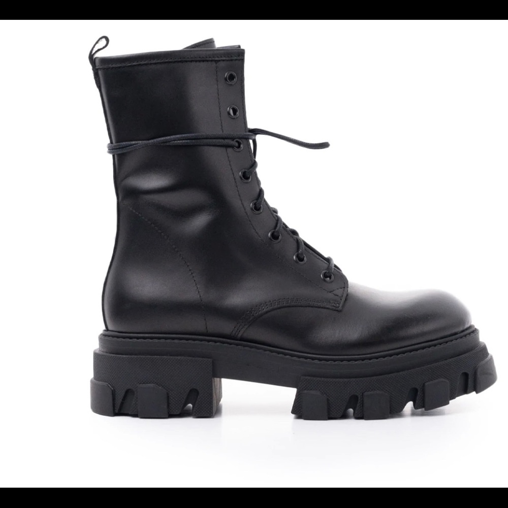 BRAND NEW - L’INTERVALLE FUKOKA BLACK LEATHER